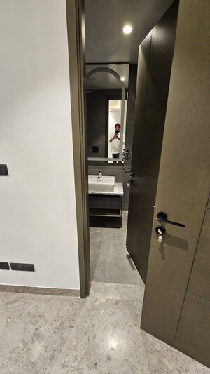 Furnished Amenities in 4 BHK Builder Floor at South City 1 – for Rent