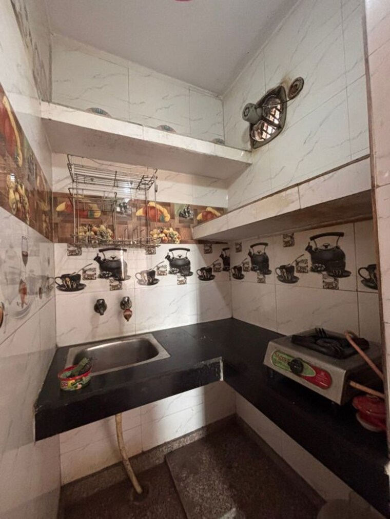 Kitchen, jawahar nagar 2 Bedroom 100 Sq.Yd. Builder Floor In Jawahar Nagar Delhi 10480535