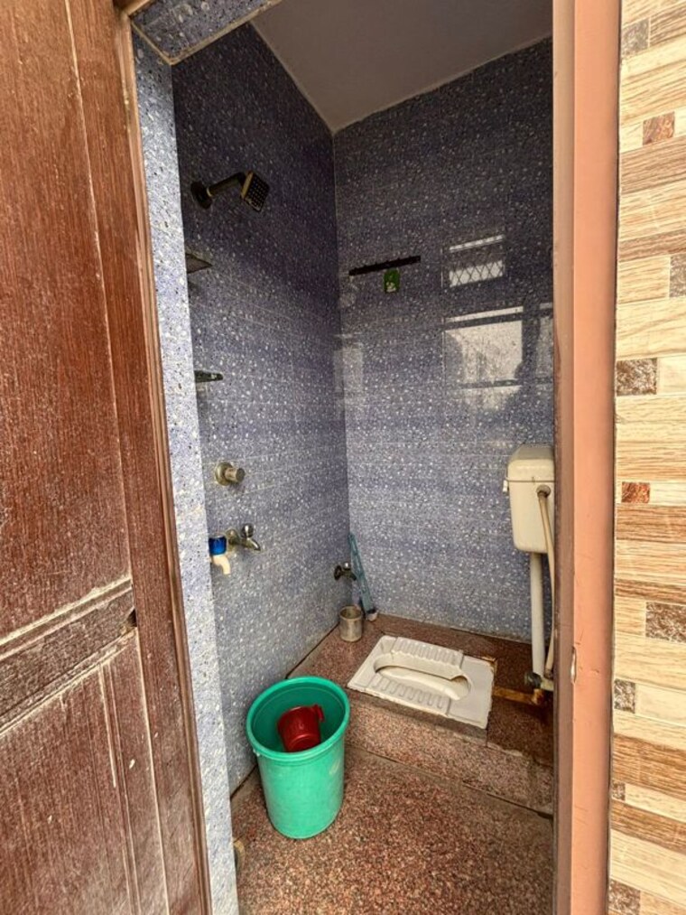 Bathroom, jawahar nagar 2 Bedroom 100 Sq.Yd. Builder Floor In Jawahar Nagar Delhi 10480535