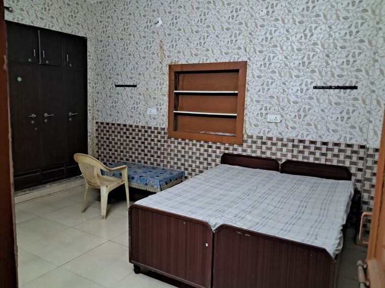 Bedroom, jawahar nagar 2 Bedroom 100 Sq.Yd. Builder Floor In Jawahar Nagar Delhi 10480535