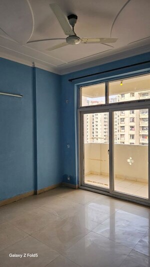 Room in 3 BHK Apartment at Amrapali Silicon City, Sector 76 – for Rent