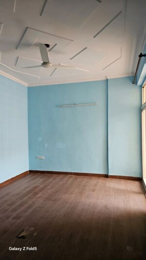 Room in 3 BHK Apartment at Amrapali Silicon City, Sector 76 – for Rent