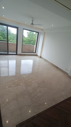 Room in 3 BHK Builder Floor at Sarvapriya Vihar – for Sale