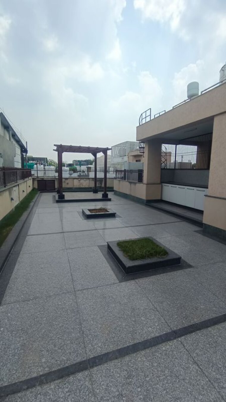 Parking, sarvapriya vihar 3 Bedroom 240 Sq.Yd. Builder Floor In Sarvapriya Vihar Delhi 10480564