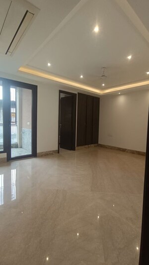 Room in 3 BHK Builder Floor at Sarvapriya Vihar – for Sale