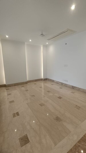 Room in 3 BHK Builder Floor at Sarvapriya Vihar – for Sale