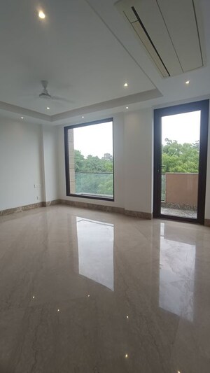 Room in 3 BHK Builder Floor at Sarvapriya Vihar – for Sale