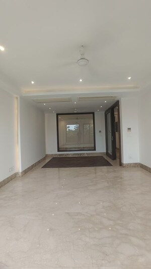 Room in 3 BHK Builder Floor at Sarvapriya Vihar – for Sale
