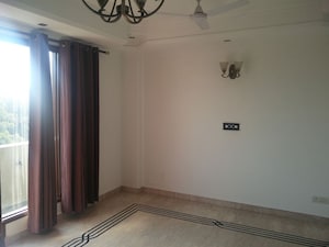 Room in 4 BHK Builder Floor at Dlf Phase I – for Rent