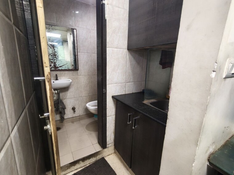 Bathroom, netaji subhash place Commercial Office Space 670 Sq.Ft. In Netaji Subhash Place Delhi 10480651