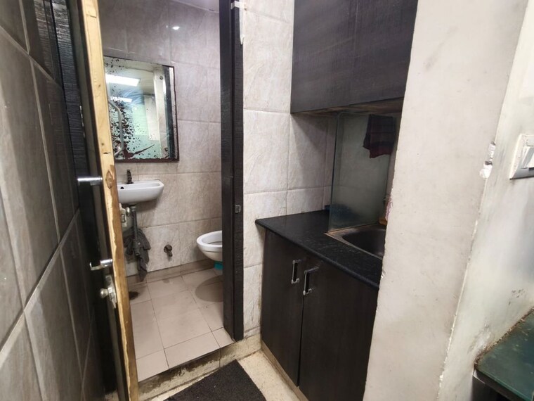 Bathroom, netaji subhash place Commercial Office Space 700 Sq.Ft. In Netaji Subhash Place Delhi 10480670