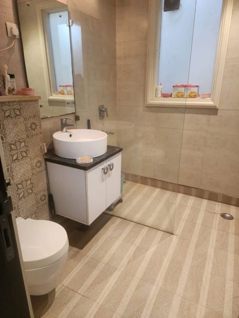 Bathroom, suncity 3 Bedroom 250 Sq.Yd. Builder Floor In Suncity Gurgaon 10480800