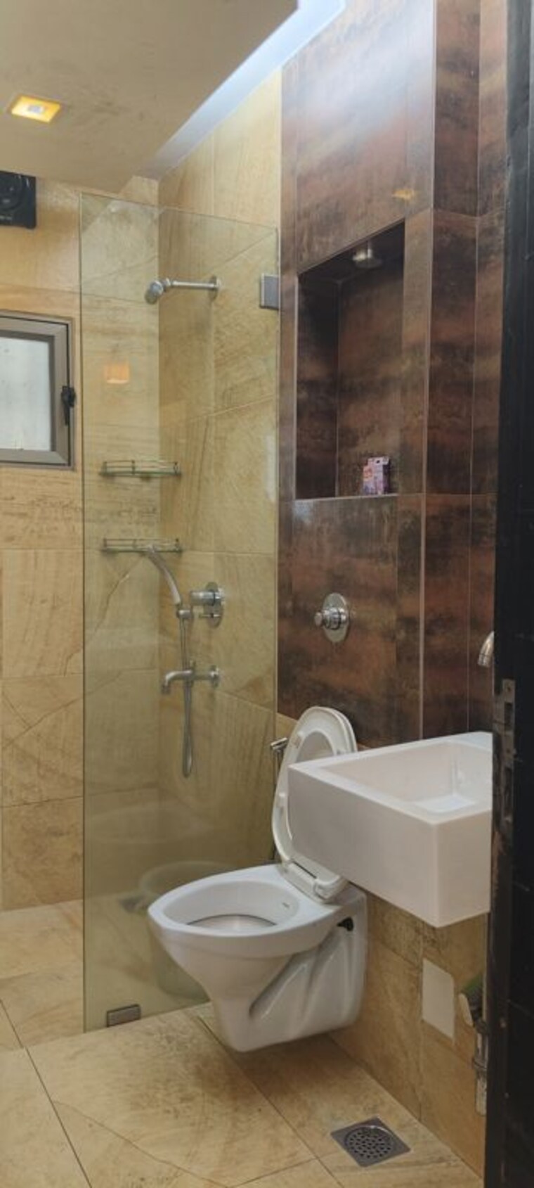Bathroom, oberoi-springs 3 Bedroom 1000 Sq.Ft. Apartment In Andheri West Mumbai 10480890