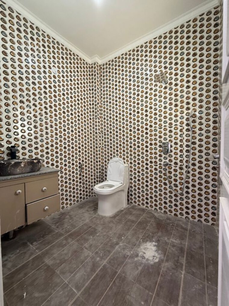 Bathroom, freedom fighters enclave 4 Bedroom 1200 Sq.Ft. Builder Floor In Freedom Fighters Enclave Delhi 10480989