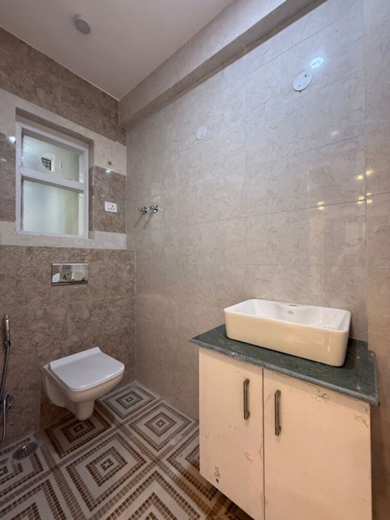 Bathroom, freedom fighters enclave 4 Bedroom 1200 Sq.Ft. Builder Floor In Freedom Fighters Enclave Delhi 10480989