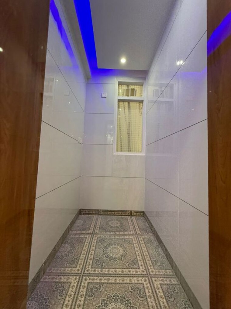 Bathroom, freedom fighters enclave 4 Bedroom 1200 Sq.Ft. Builder Floor In Freedom Fighters Enclave Delhi 10480989