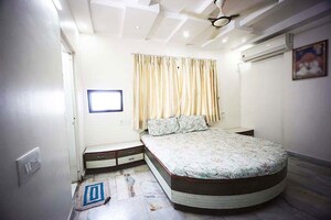 Team Area in 2 BHK Apartment at Satellite – for Sale