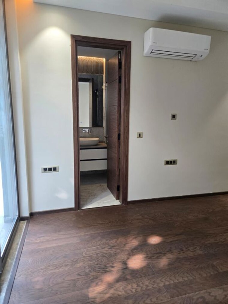 Room, unitech-deerwood-chase 4 Bedroom 360 Sq.Yd. Builder Floor In Nirvana Country Gurgaon 10481032