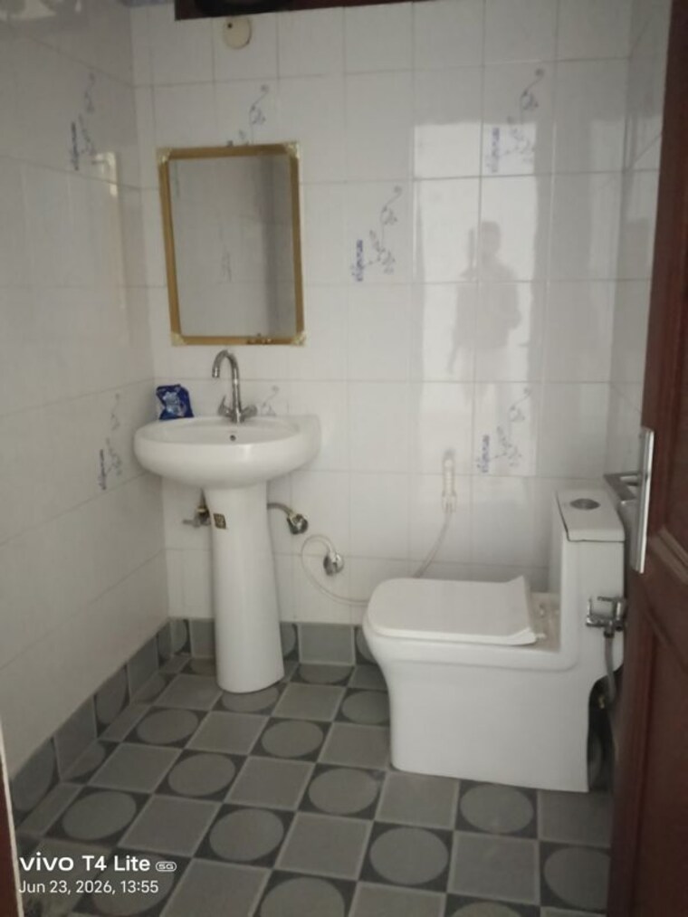 Bathroom, panchsheel vihar 2 Bedroom 80 Sq.Yd. Builder Floor In Panchsheel Vihar Delhi 10481081