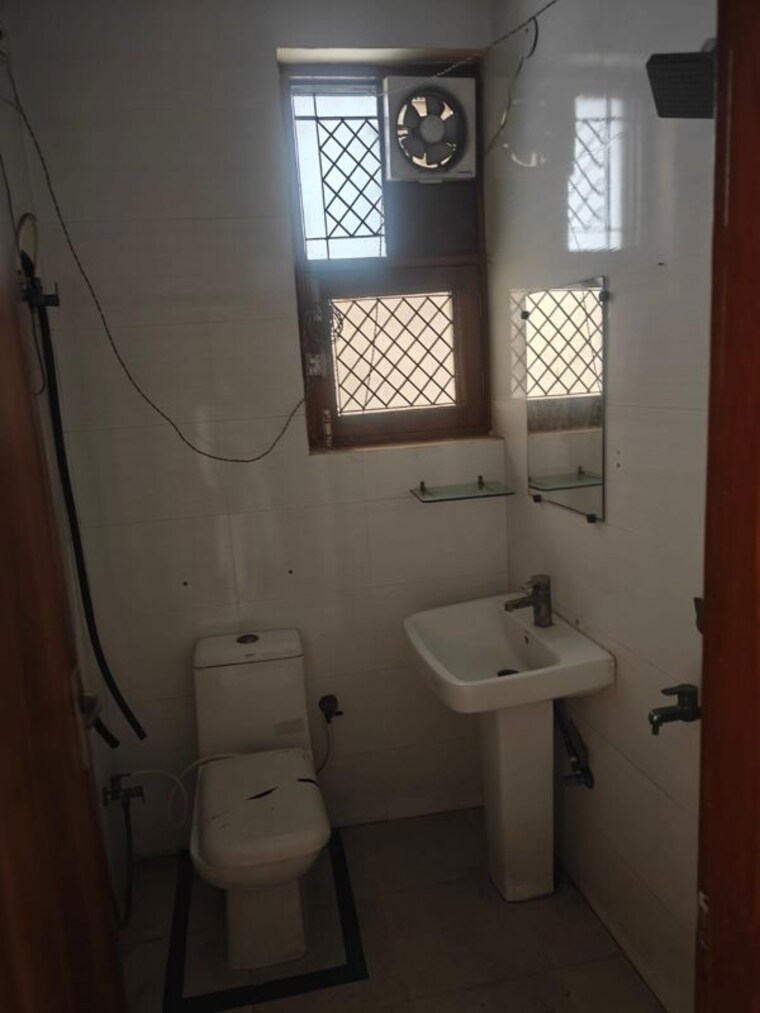 Bathroom, parklands 3.5 Bedroom 325 Sq.Yd. Builder Floor In Sector 85 Faridabad 10481088