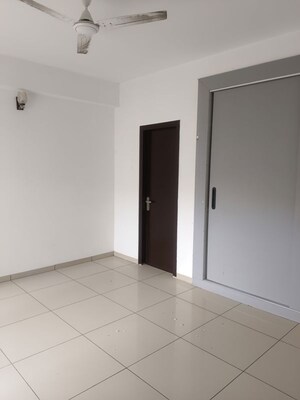 Room in 3 BHK Apartment at Gulshan Bellina, Sector 16 Greater Noida – for Rent