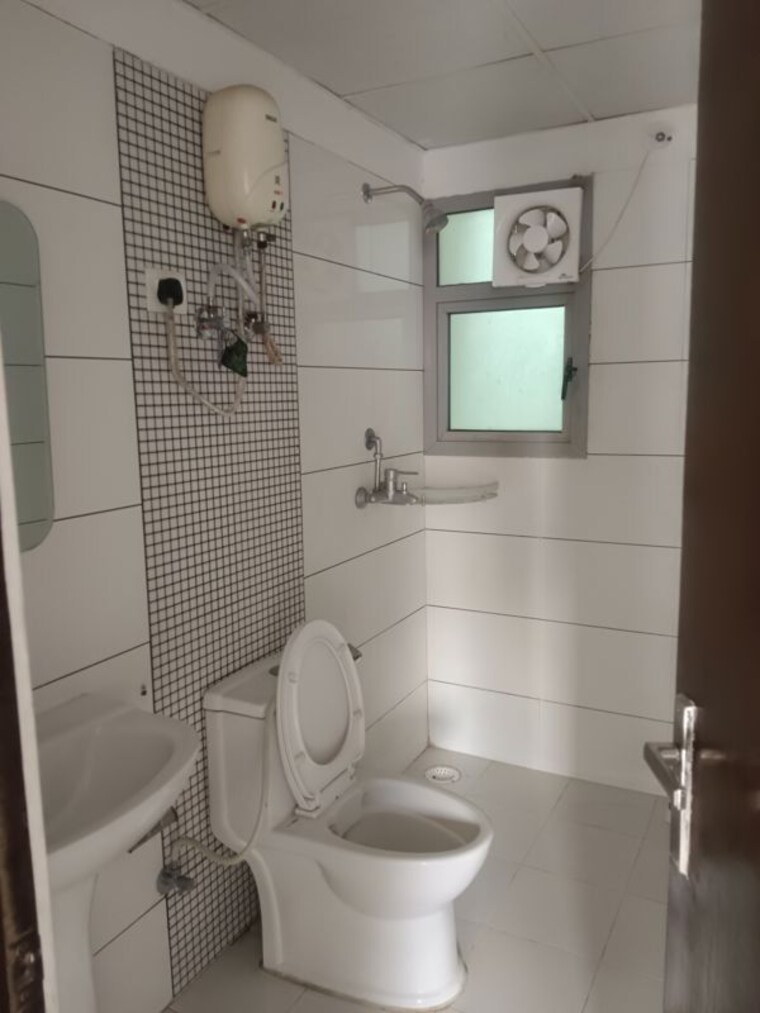 Bathroom, gulshan-bellina 3 Bedroom 1330 Sq.Ft. Apartment In Sector 16 Greater Noida Greater Noida 10481126
