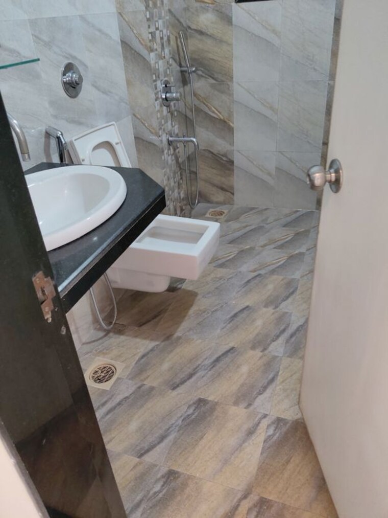 Bathroom, patliputra-building 3 Bedroom 1250 Sq.Ft. Apartment In Andheri West Mumbai 10481194