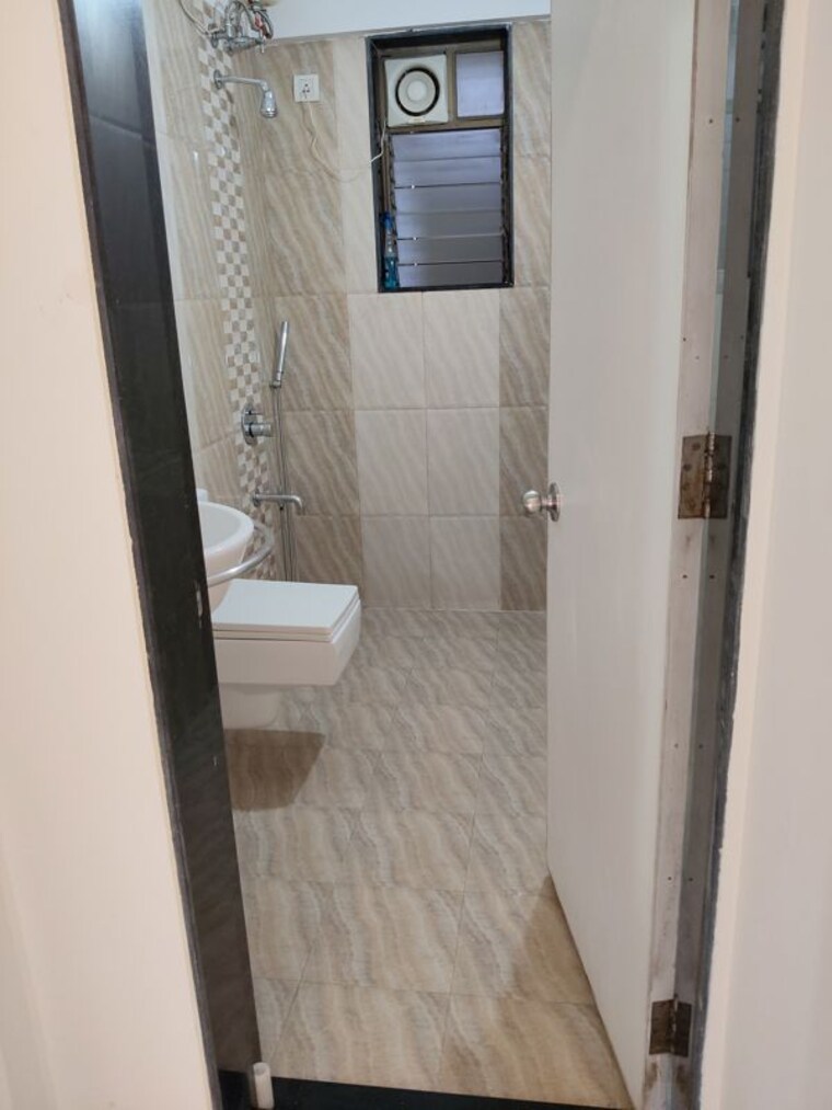 Bathroom, patliputra-building 3 Bedroom 1250 Sq.Ft. Apartment In Andheri West Mumbai 10481194