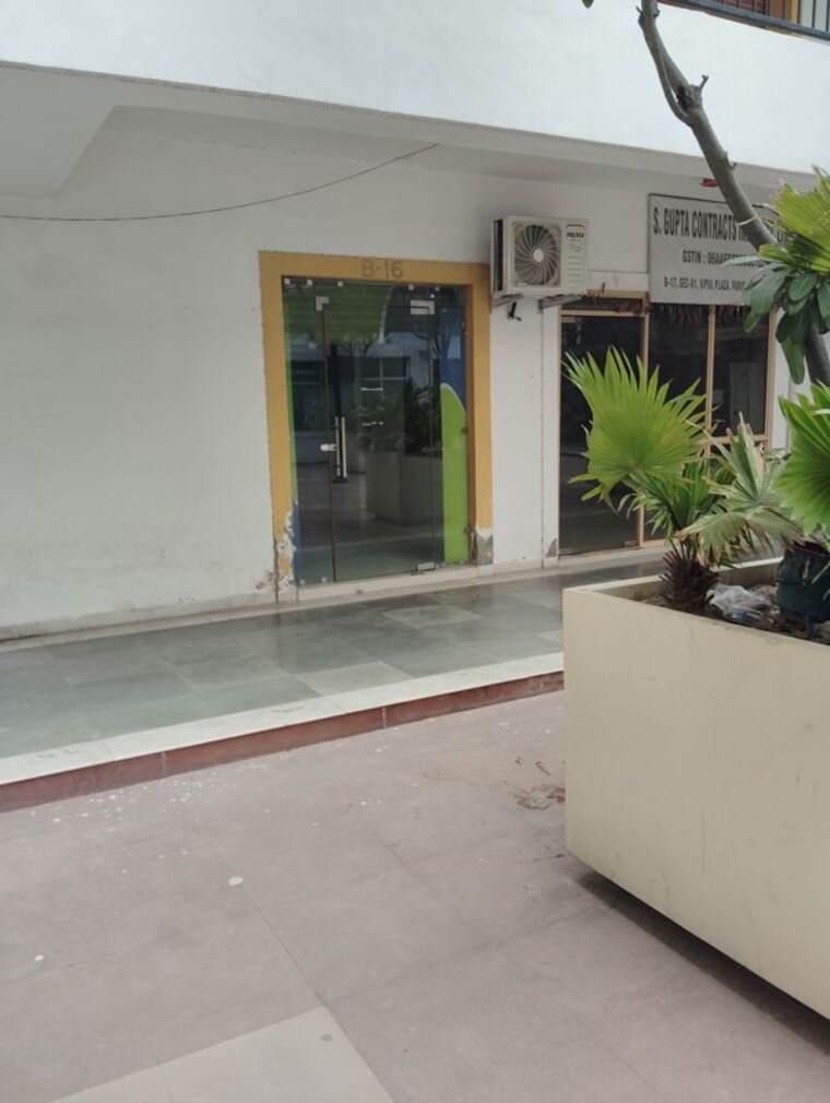Room, vashisht-heights Commercial Shop 300 Sq.Ft. In Sector 87 Faridabad 10481235