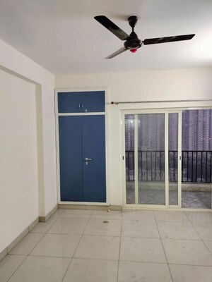 Room in 2 BHK Apartment at Panchsheel Greens II, Sector 16 Greater Noida – for Rent