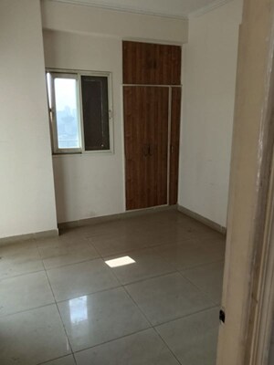 Room in 2 BHK Apartment at Panchsheel Greens II, Sector 16 Greater Noida – for Rent