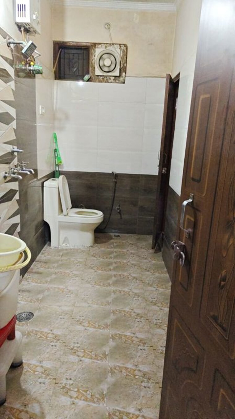 Bathroom, c block lohia nagar 3 Bedroom 220 Sq.Yd. Independent House In C Block Lohia Nagar Ghaziabad 10481742