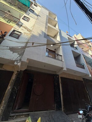 Team Area in 2 BHK Builder Floor at Uttam Nagar – for Sale