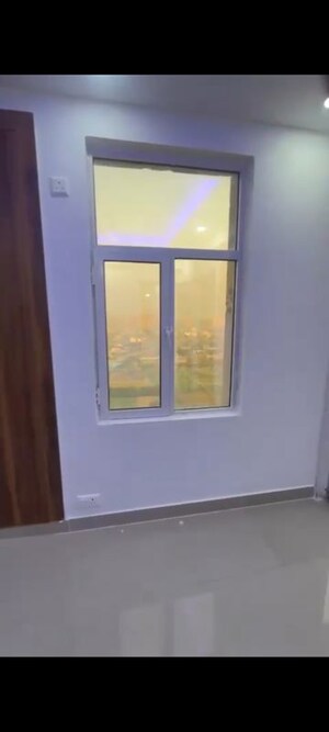 Room in 2.5 BHK Apartment at Nirala Greenshire, Sector 2 Greater Noida – for Rent