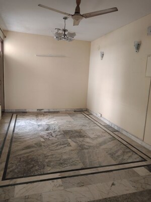 Room in 3 BHK Apartment at Sector 16 A – for Rent
