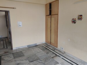 Room in 3 BHK Apartment at Sector 16 A – for Rent
