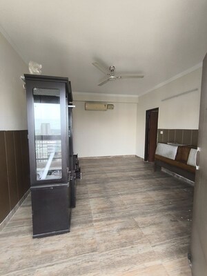 Room in 5 BHK Apartment at Ambala Highway – for Rent