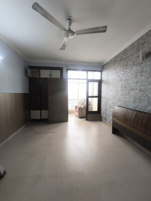 Room in 5 BHK Apartment at Ambala Highway – for Rent