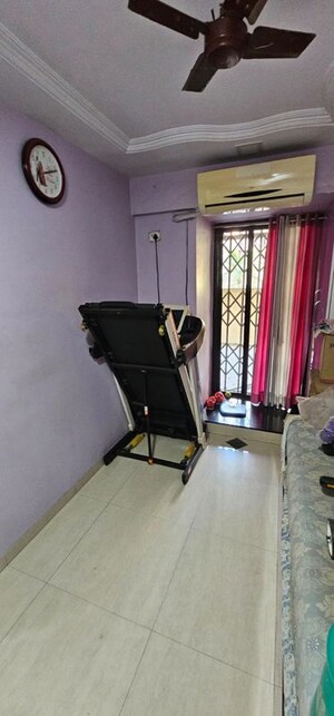 Bathroom in 2.5 BHK Apartment at Shah Arcade II, Malad East – for Rent