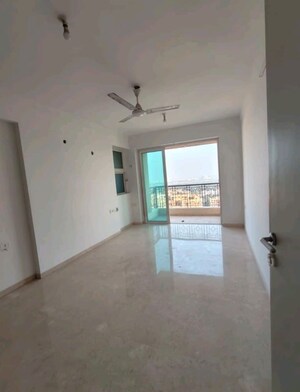 Room in 5 BHK Apartment at Hiranandani Estate, Ghodbunder Road – for Rent