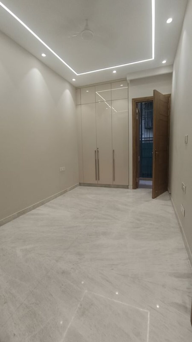 Room, east of kailash 3 Bedroom 125 Sq.Yd. Builder Floor In East Of Kailash Delhi 10482130