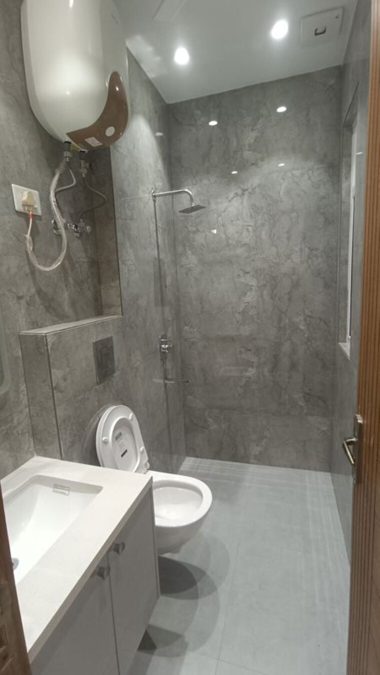 Bathroom, east of kailash 3 Bedroom 125 Sq.Yd. Builder Floor In East Of Kailash Delhi 10482130
