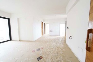 Room in 3 BHK Apartment at Ellisbridge – for Sale