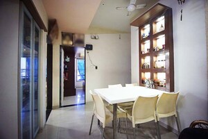 Team Area in 3 BHK Apartment at Ellisbridge – for Sale