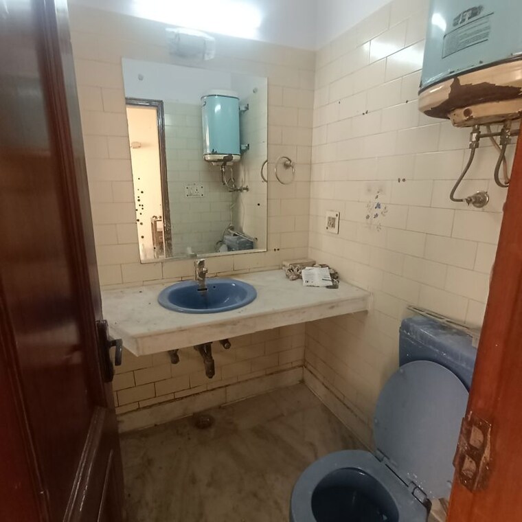 Bathroom, kalkaji 3 Bedroom 1800 Sq.Ft. Builder Floor In Kalkaji Delhi 10480340