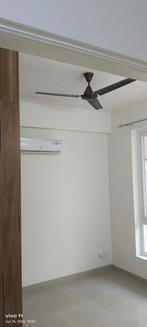 Room in 3.5 BHK Apartment at Emaar Emerald Estate, Sector 65 – for Rent