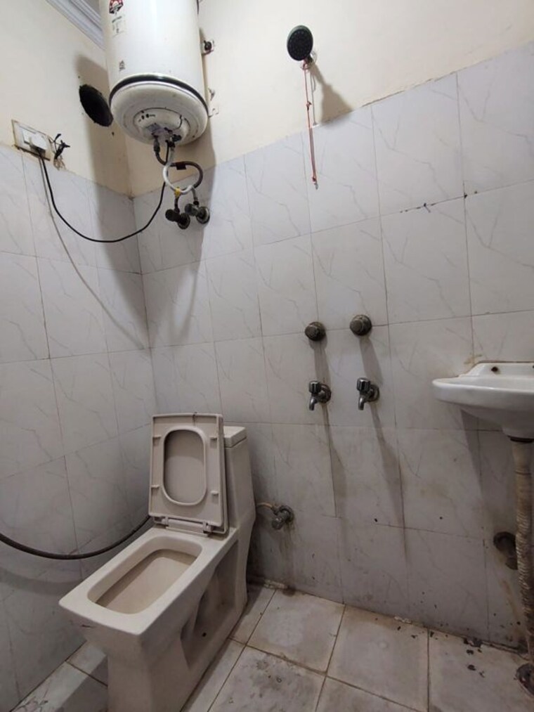 Bathroom, jawahar nagar 1 Bedroom 700 Sq.Ft. Apartment In Jawahar Nagar Delhi 10482306