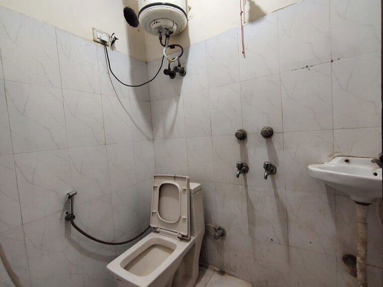 Bathroom, jawahar nagar 1 Bedroom 700 Sq.Ft. Apartment In Jawahar Nagar Delhi 10482306