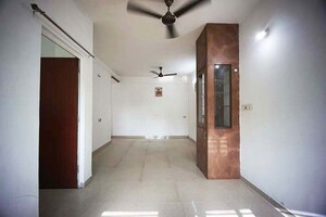 Room in 3 BHK Apartment at Ellisbridge – for Sale