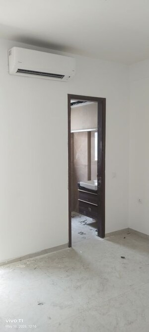 Room in 2 BHK Builder Floor at Smart World Orchard, Sector 61 – for Rent